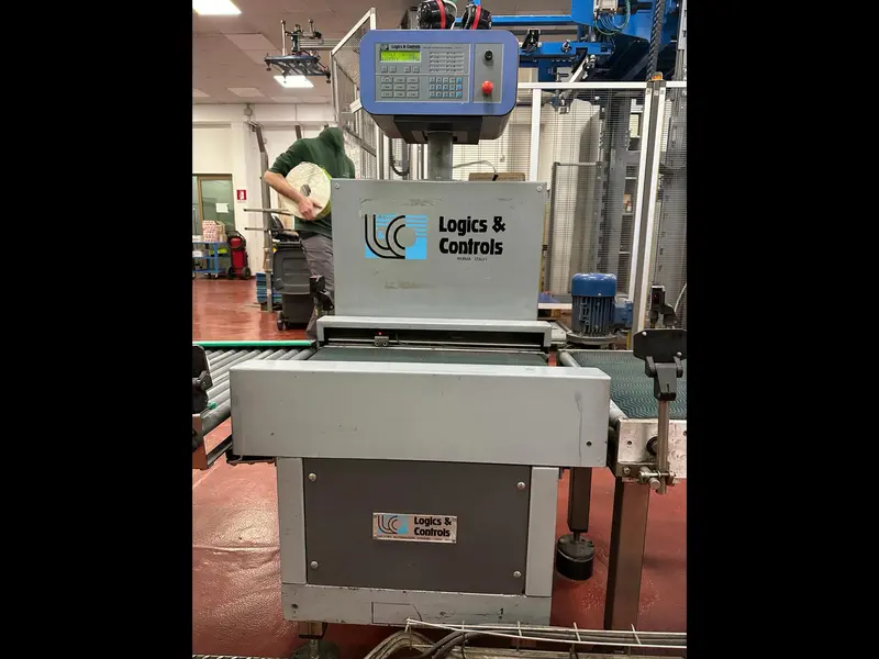 Photo #1 of Used Carton Weight Scale Logics & Controls year 2000