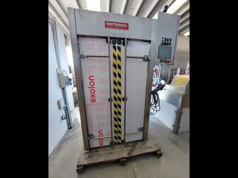 Photo #3 of Used Capping Machine BERTOLASO Delta 812R cap orienter CAMES and hood ALTIFILTER