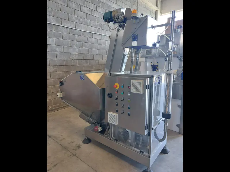 Photo #13 of Used Capping Machine BERTOLASO Delta 812R cap orienter CAMES and hood ALTIFILTER