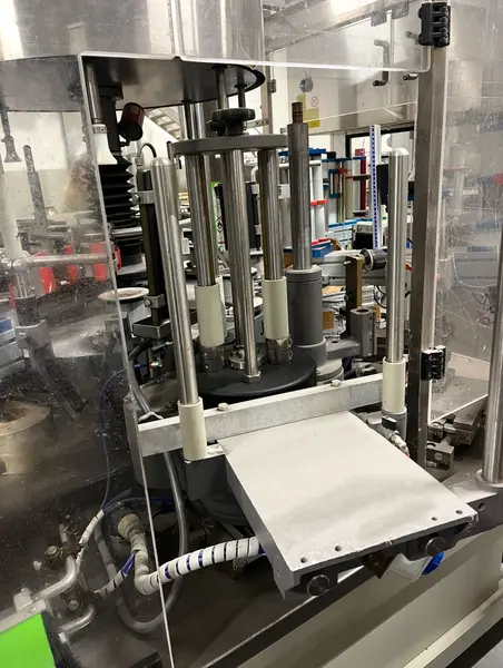 Photo #8 of Used Labeling Machine PE LABELERS Universal Master up to 7500 bph