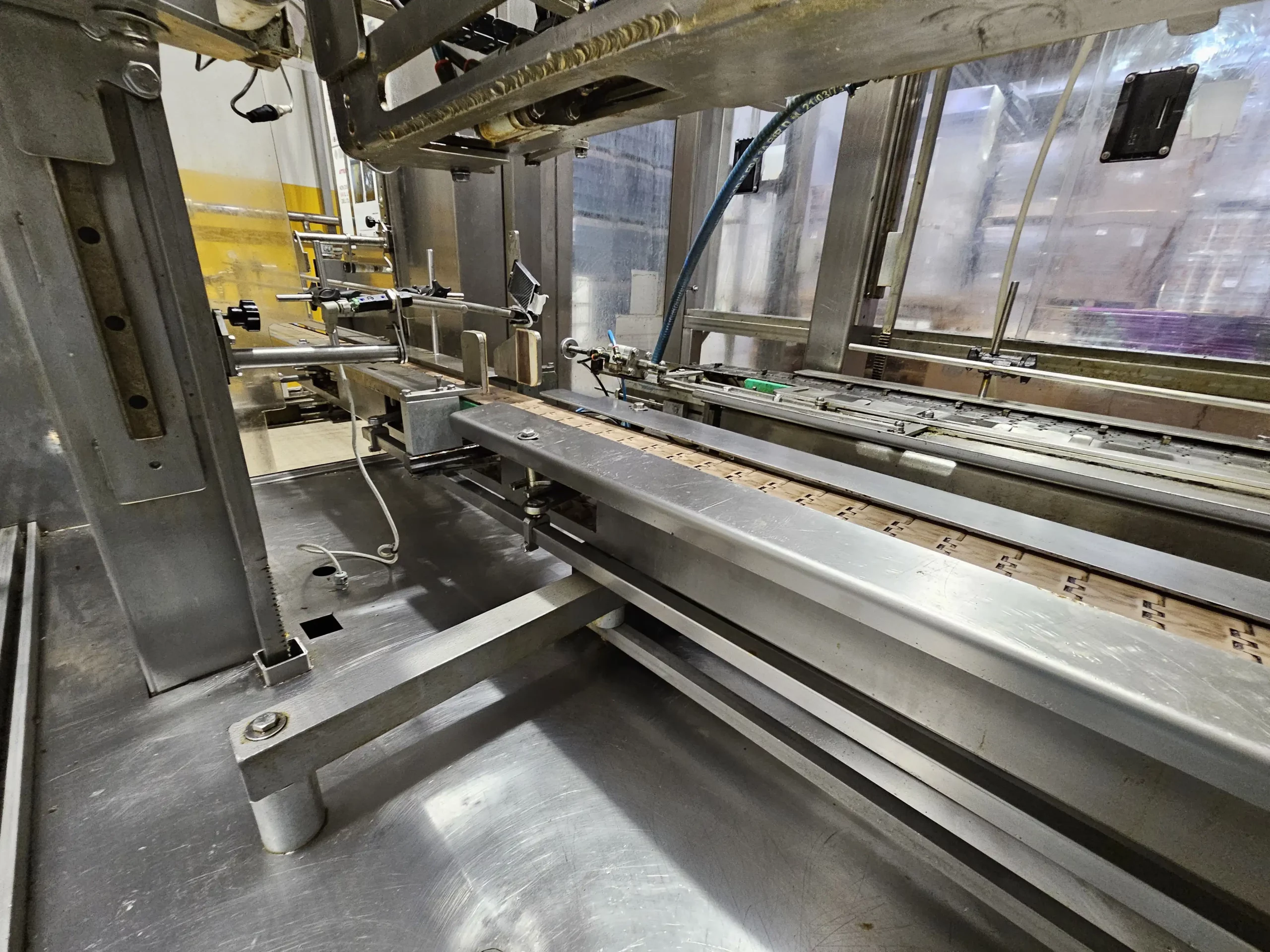 Photo #12 of Used Filling Monoblock + Labeler POLARIS for olive oil 1400 bph