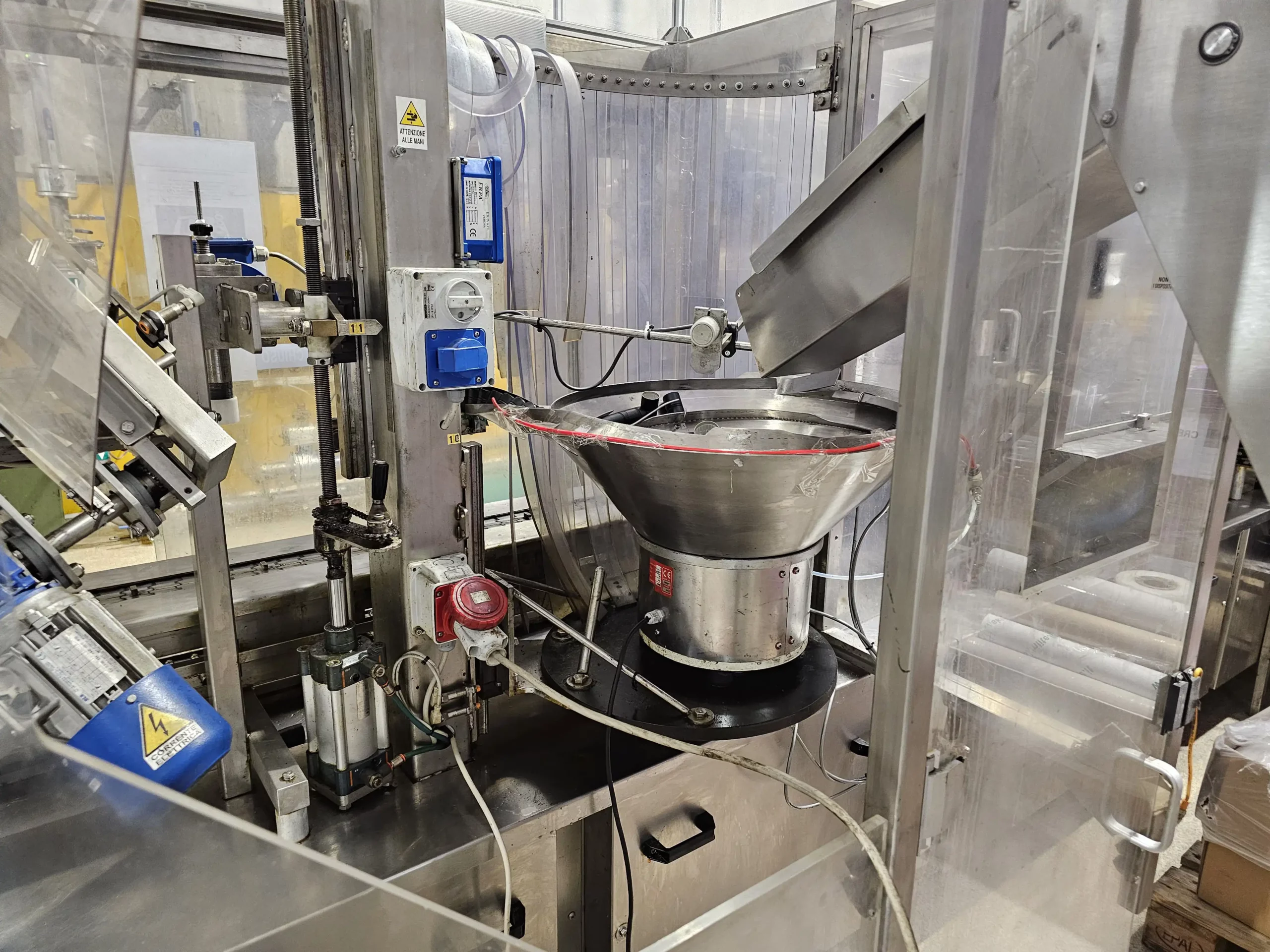 Photo #17 of Used Filling Monoblock + Labeler POLARIS for olive oil 1400 bph