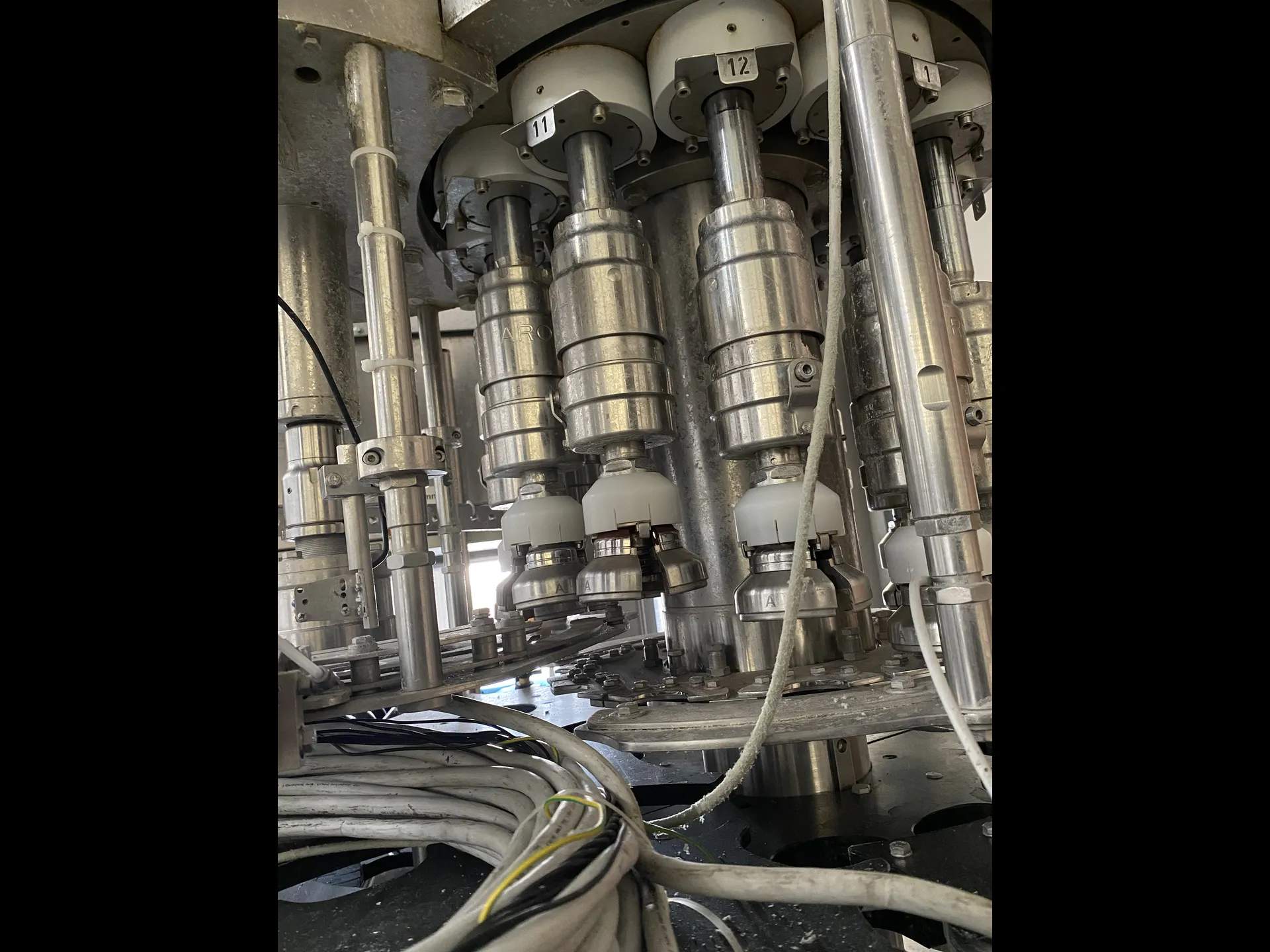 Photo #2 of Used AROL Capping Machine 12 heads 24000 bph