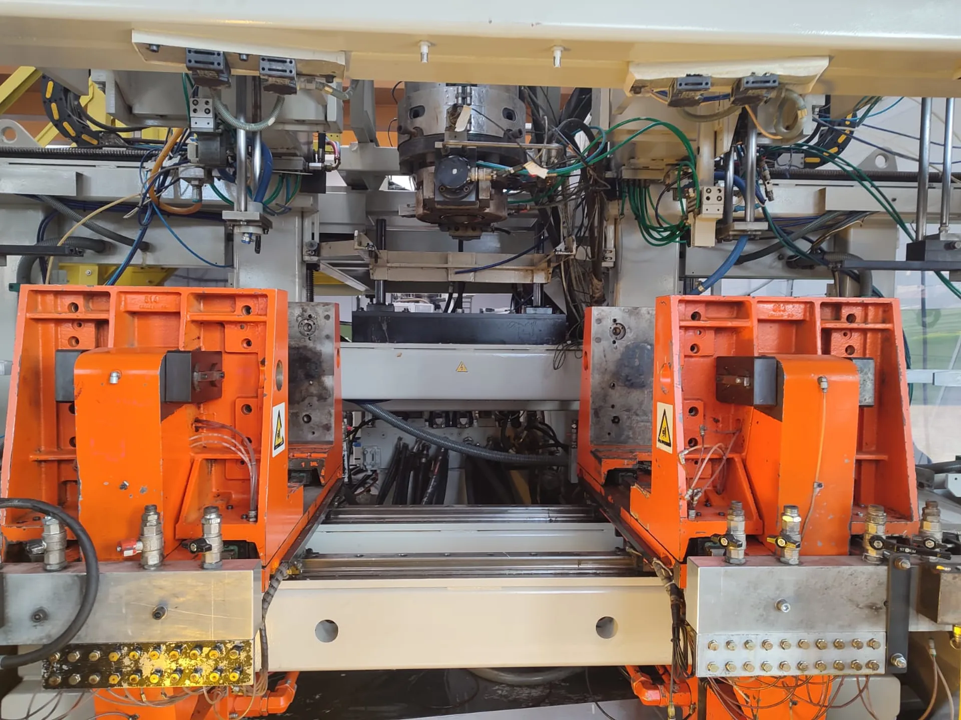 Photo #3 of Used blow molding machine HDPE for 10 L 300 bph